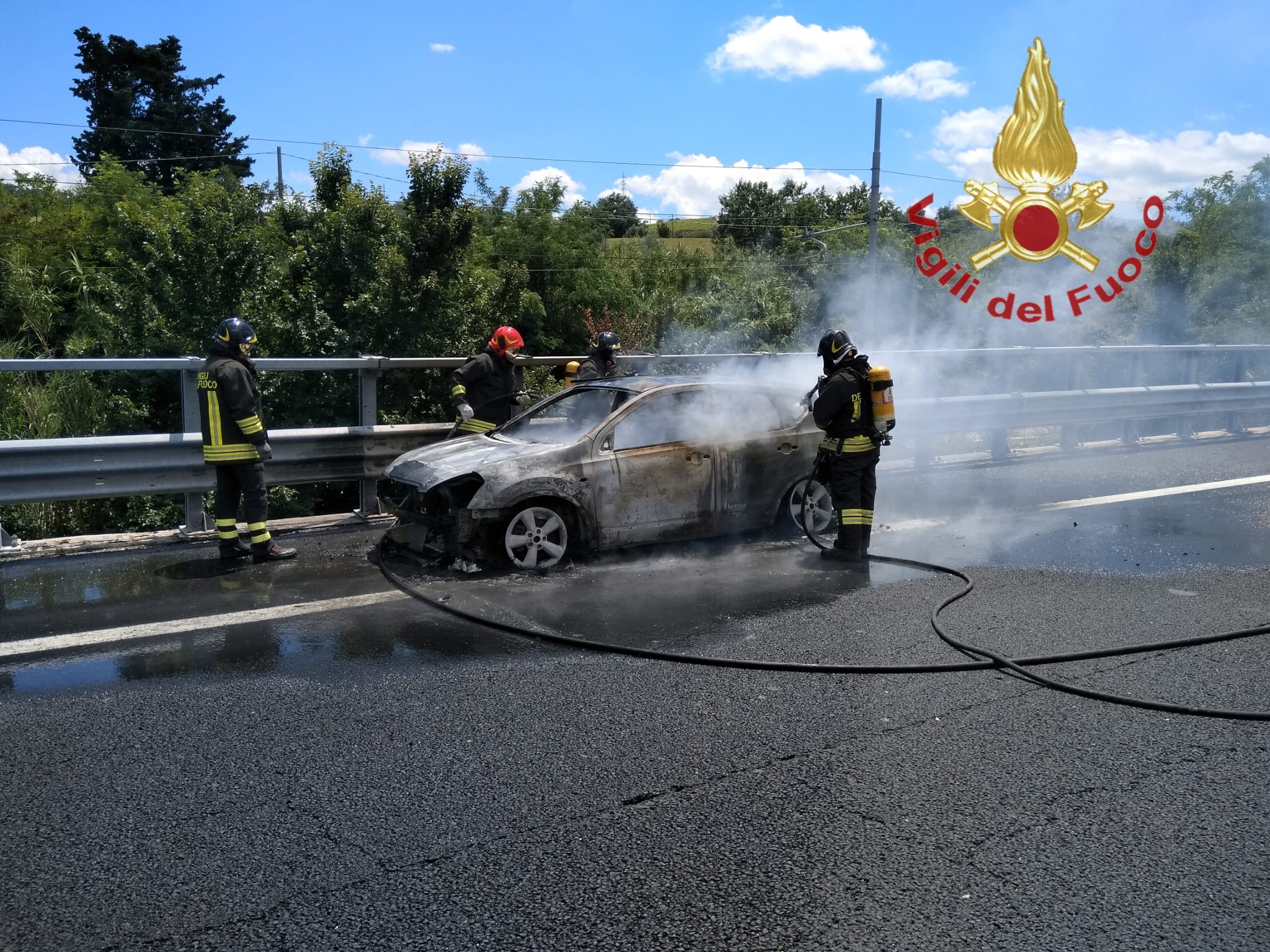 Auto a fuoco sull'autostrada A25