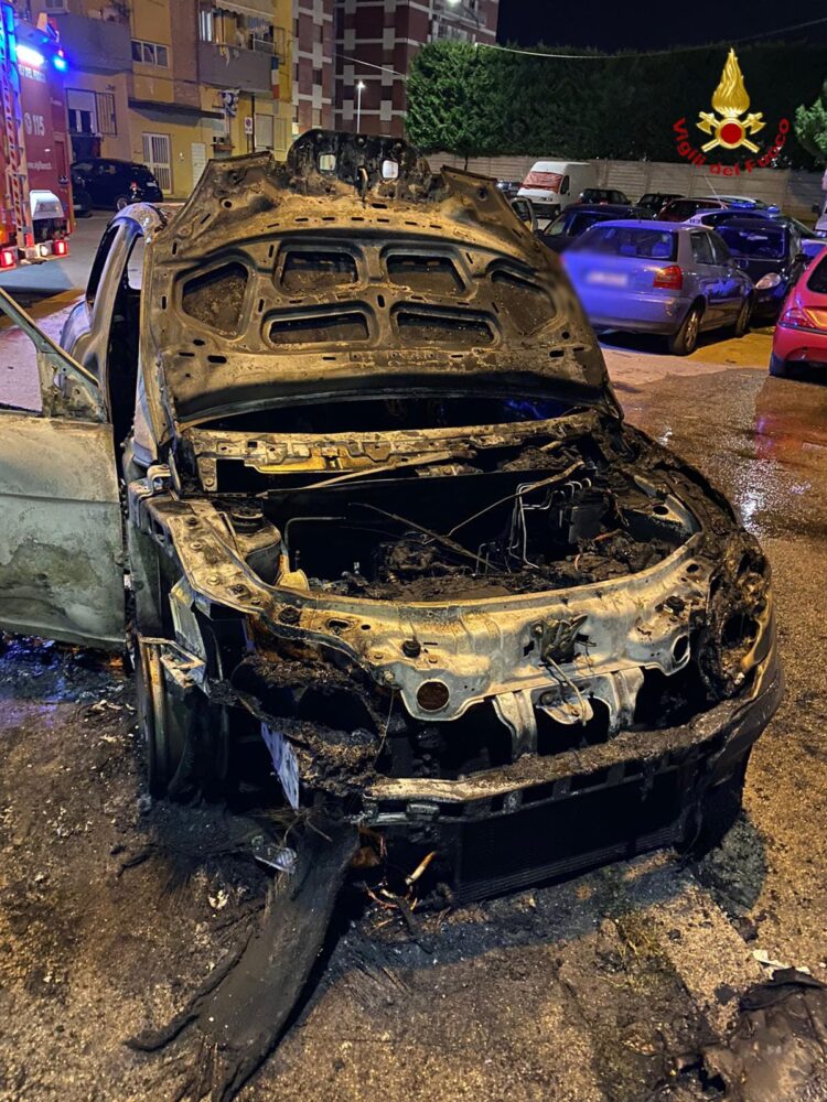 Auto a fuoco a Pescara