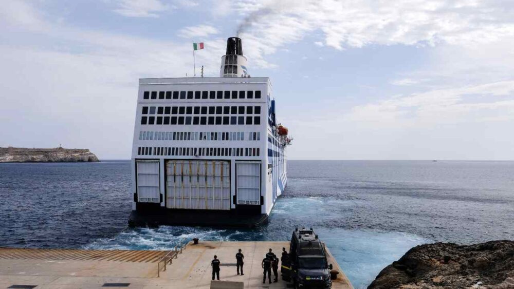 Trasferimento dei richiedenti asilo dai Cas alle navi quarantena, è polemica
